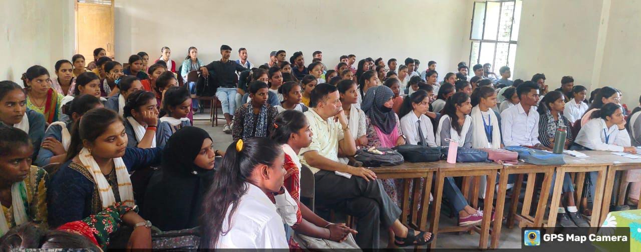 पीलीभीत के उपाधि महाविद्यालय में आयोजित गोष्ठी को संबोधित करते सीएमओ डॉ.आलोक कुमार शर्मा।स्रो