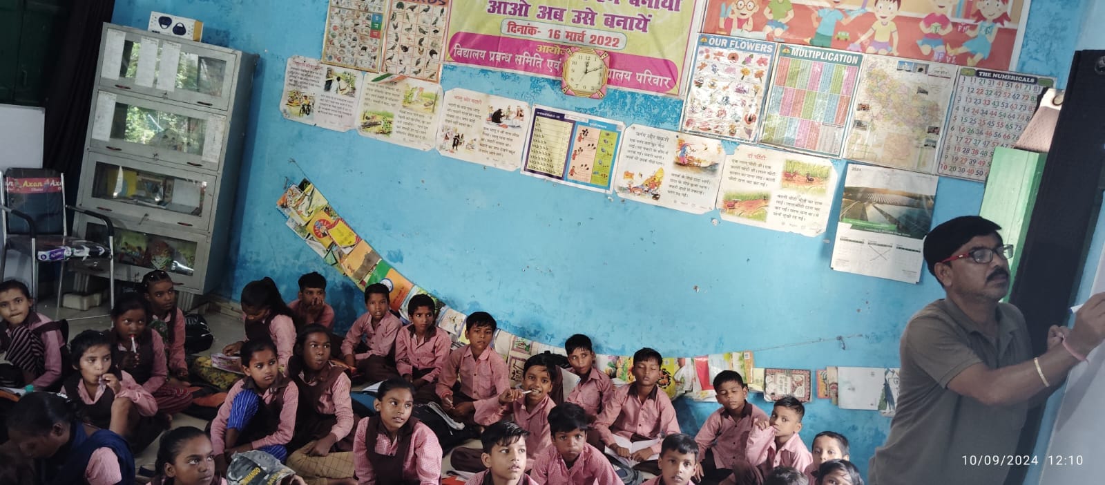 पूरनपुर क्षेत्र के गांव खाता के प्राथमिक स्कूल में चटाई पर बैठे बच्चे।संवाद पूरनपुर क्षेत्र के गांव खाता के प्राथमिक स्कूल में चटाई पर बैठे बच्चे।संवाद
