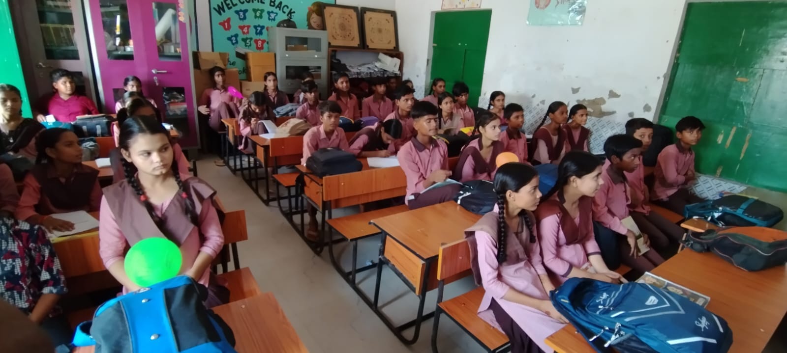 पूरनपुर क्षेत्र के गांव खाता के प्राथमिक स्कूल में चटाई पर बैठे बच्चे।संवाद पूरनपुर क्षेत्र के गांव खाता के प्राथमिक स्कूल में चटाई पर बैठे बच्चे।संवाद