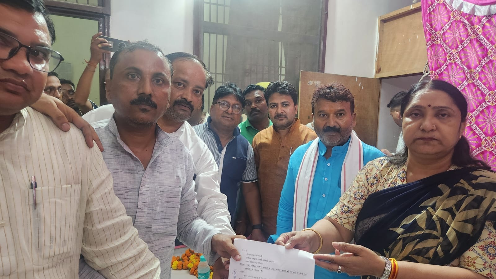 सहारनपुर में मंडला आयुक्त को  ज्ञापन देने पहुचे  शामली के सभासद  । स्वयं