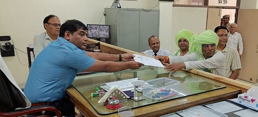 11जेएनडी14 : सफीदों अनाजमंडी में लोगाें को संबोधित करते पूर्व विधायक जसबीर देशवाल। संवाद 11जेएनडी14 : सफीदों अनाजमंडी में लोगाें को संबोधित करते पूर्व विधायक जसबीर देशवाल। संवाद