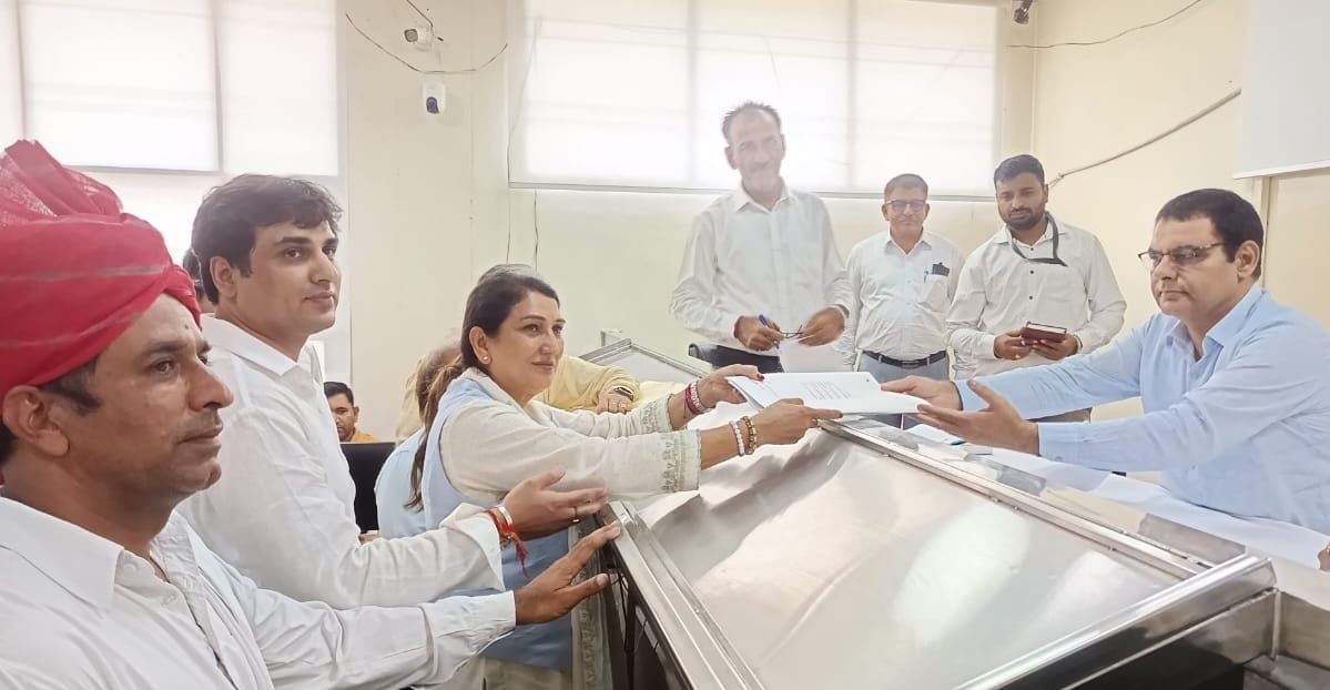 12सीटीके21..महम स्थित चुनाव कार्यालय से राधा अहलावत ने उतारे भाजपा के होर्डिंग। संवाद 12सीटीके21..महम स्थित चुनाव कार्यालय से राधा अहलावत ने उतारे भाजपा के होर्डिंग। संवाद