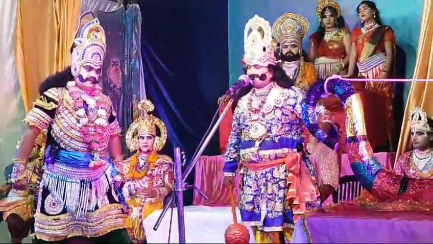 गणेश महोत्सव पर अल्हागंज में मुख्य चौराहे पर आयोजित जागरण में झांकी प्रस्तुत करते कलाकार। संवाद गणेश महोत्सव पर अल्हागंज में मुख्य चौराहे पर आयोजित जागरण में झांकी प्रस्तुत करते कलाकार। संवाद