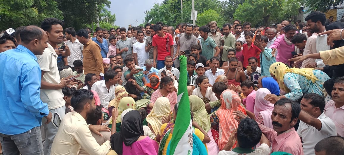 ग्रामीणों के प्रदर्शन की सूचना पर पहुंचे अधिकारी संवाद ग्रामीणों के प्रदर्शन की सूचना पर पहुंचे अधिकारी संवाद