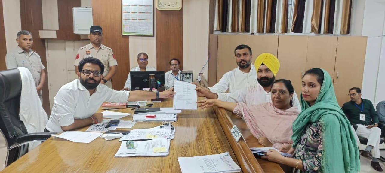 कालांवाली से अपना नामांकन भरते कांग्रेस के शीशपाल सिंह केहरवाला। संवाद कालांवाली से अपना नामांकन भरते कांग्रेस के शीशपाल सिंह केहरवाला। संवाद