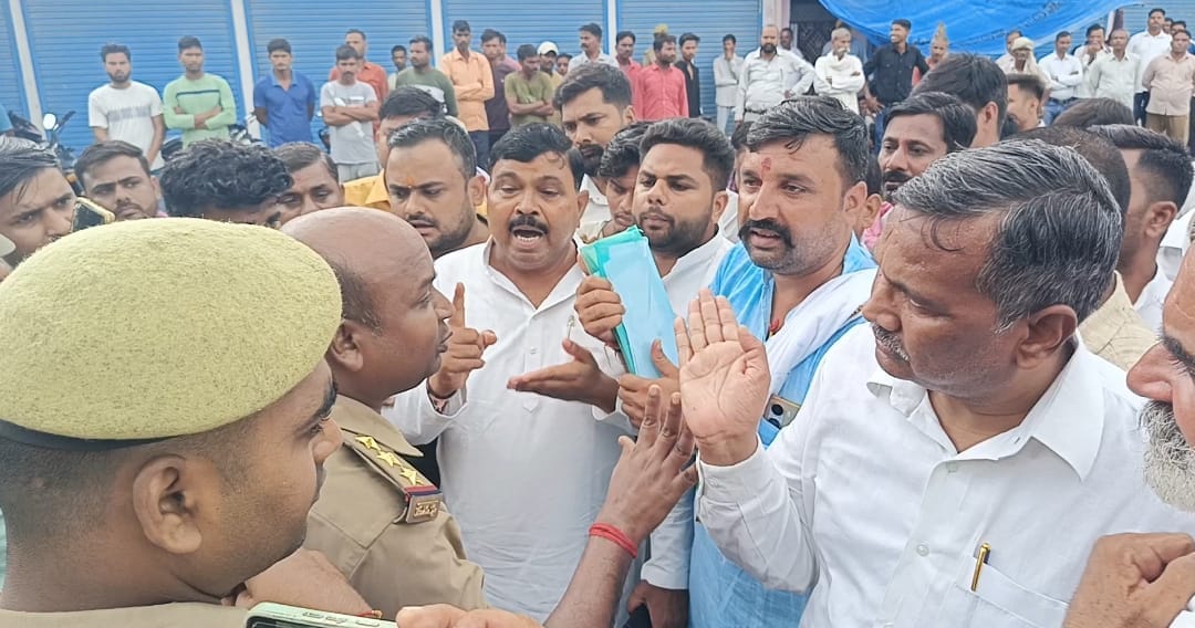 सपा कार्यालय पर प्रेस वार्ता में समिति चुनाव उपचुनाव के नामांकन को लेकर जानकारी देते सपा के पूर