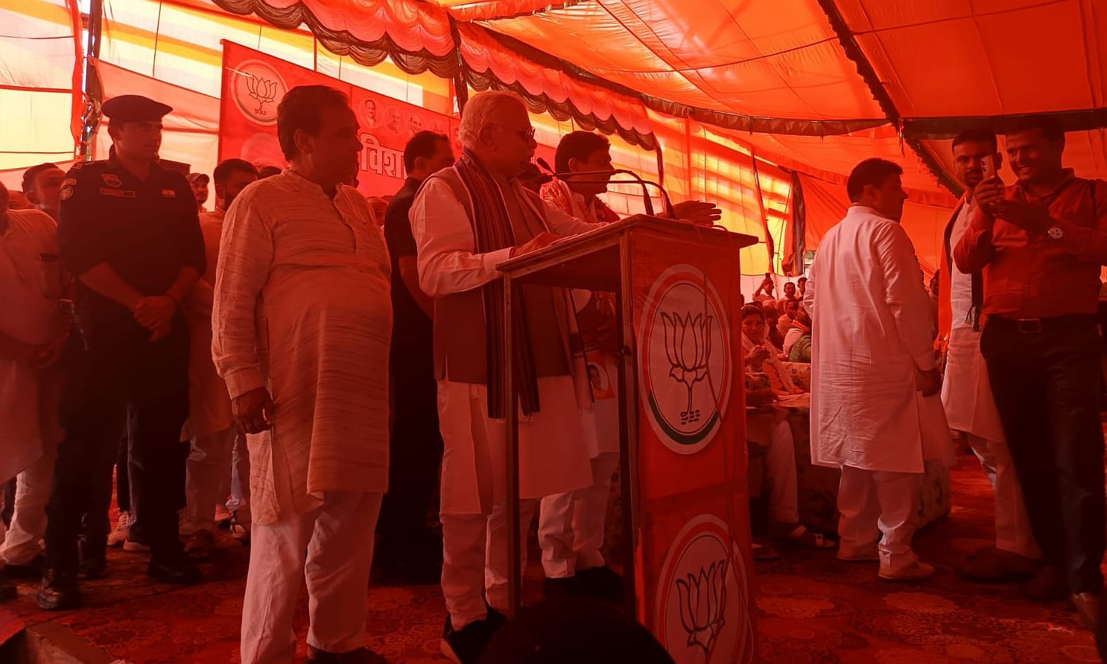 12जेएनडी07: जनसभा को संबोधित करते हुए पूर्व मुख्यमंत्री एवं केंद्रीय मंत्री मनोहर लाल। संवाद