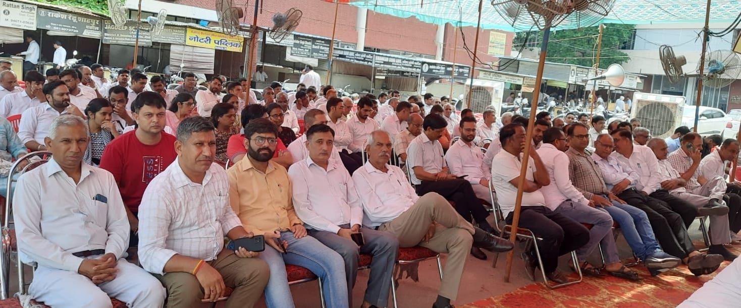 12जेएनडी21-कोर्ट के बाहर धरने पर बैठे वकील। संवाद 12जेएनडी21-कोर्ट के बाहर धरने पर बैठे वकील। संवाद