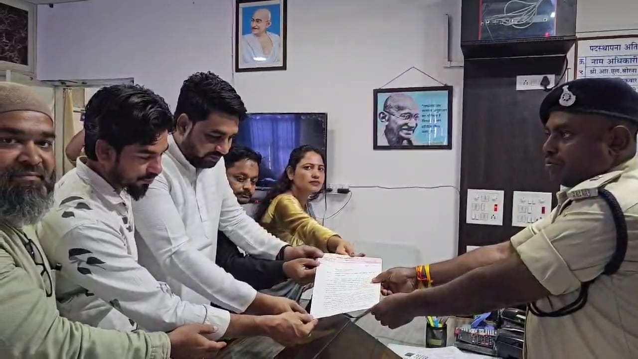 बीजेपी के सदस्यता अभियान के पोस्टर पर लगाया एमआईएम पार्षद का फोटो