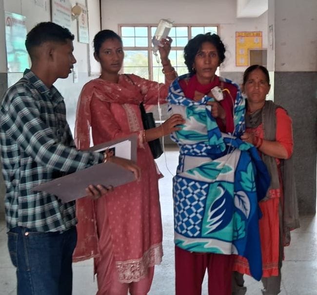 जोगिंद्रनगर अस्पताल में मरीजों की भीड़ बढ़ने पर एक बिस्तर पर उपचार ले रहे दो मरीज। संवाद जोगिंद्रनगर अस्पताल में मरीजों की भीड़ बढ़ने पर एक बिस्तर पर उपचार ले रहे दो मरीज। संवाद
