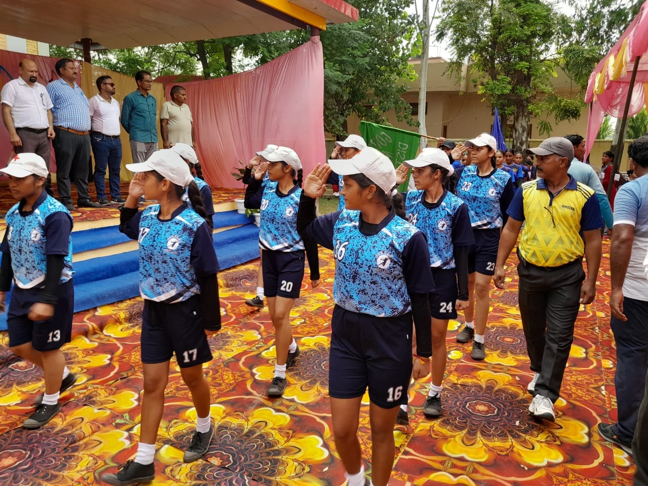 कन्या विद्यालय संतोषगढ़ में तीन दिवसीय खेलकूद प्रतियोगिता के दौरान मार्च पास्ट में भाग लेती खिल कन्या विद्यालय संतोषगढ़ में तीन दिवसीय खेलकूद प्रतियोगिता के दौरान मार्च पास्ट में भाग लेती खिल