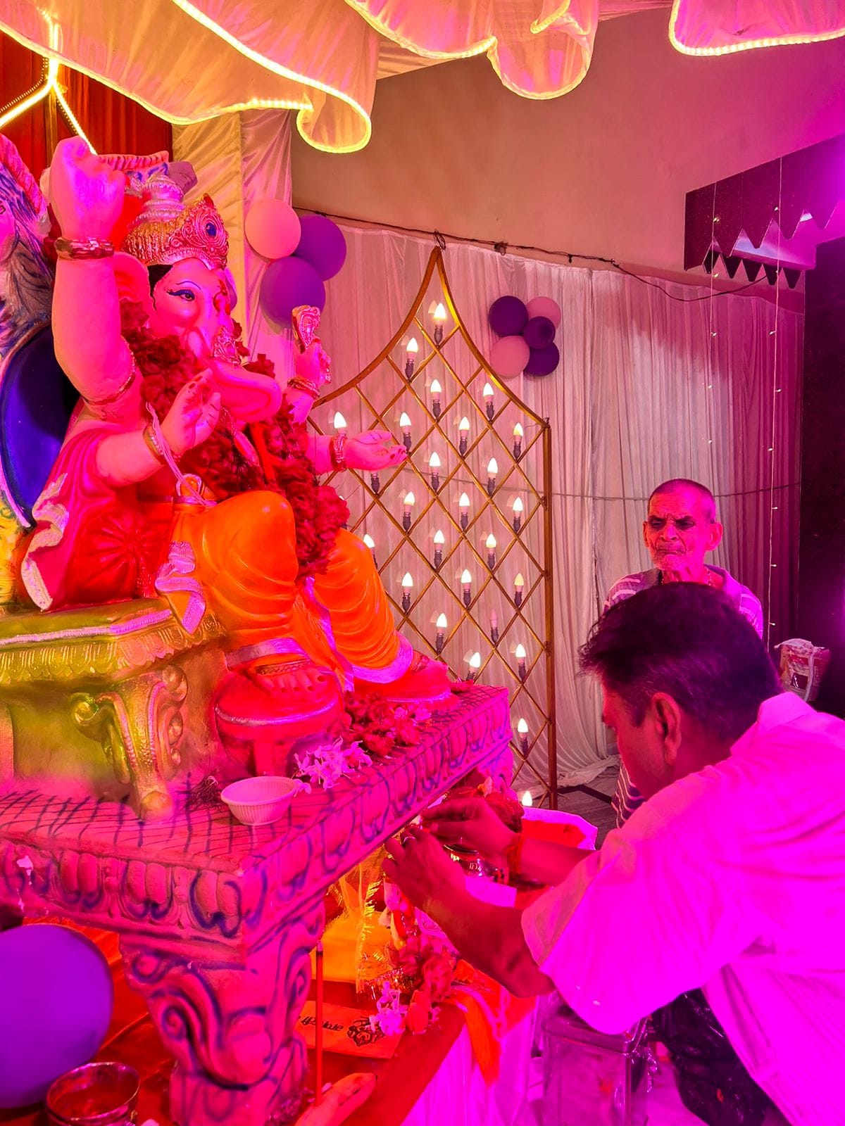 पीलीभीत एवं महाराष्ट्र मित्र मंडल के श्री गणेश चतुर्थी उत्सव में सुंदरकांड का पाठ करते श्रद्धाल