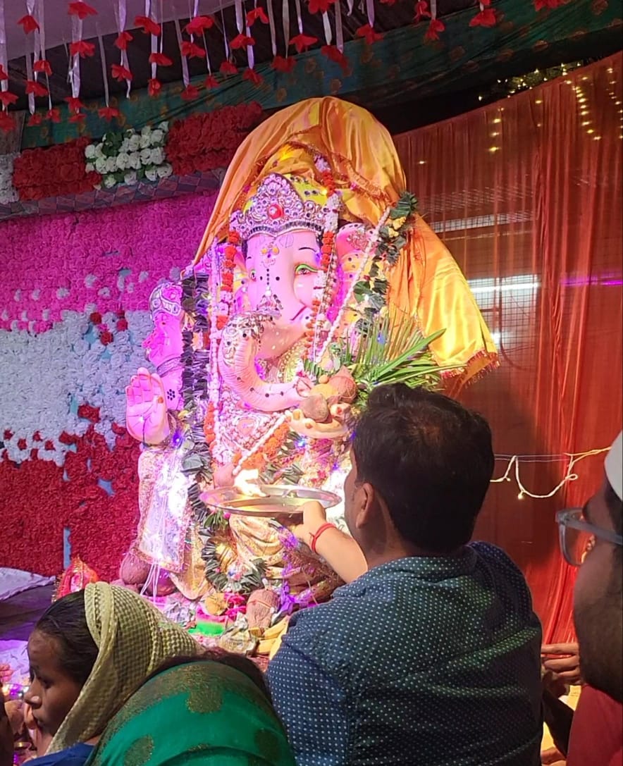 पीलीभीत एवं महाराष्ट्र मित्र मंडल के श्री गणेश चतुर्थी उत्सव में सुंदरकांड का पाठ करते श्रद्धाल