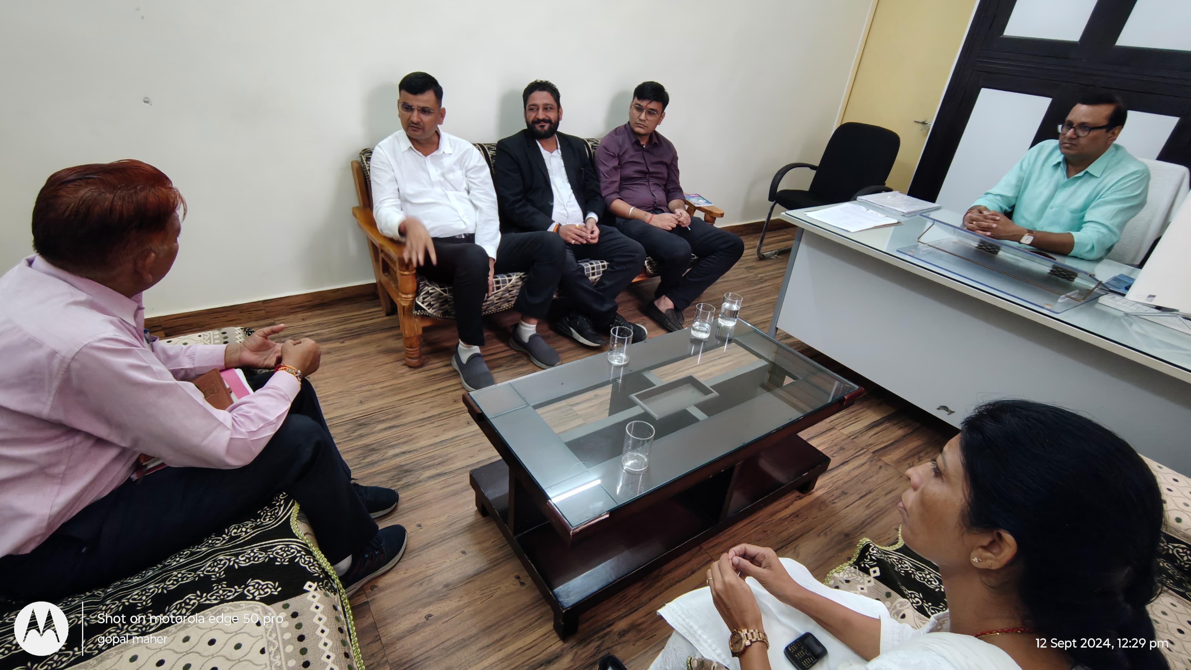 सिरोही। विधिक सेवा समिति की बैठक में विभिन्न मुद्दों के बारे में चर्चा की गई।