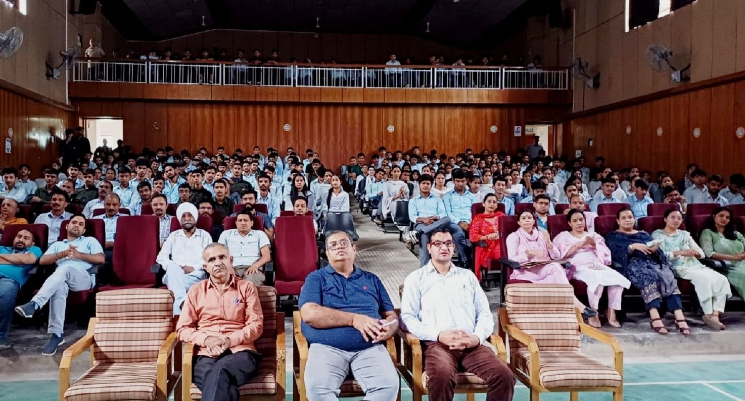सुंदरनगर में इंसान के रिश्तों को दर्शाते और आर्टिफिशियल इंटेलिजेंस पर प्रहार करते द डाॅल नाटक म