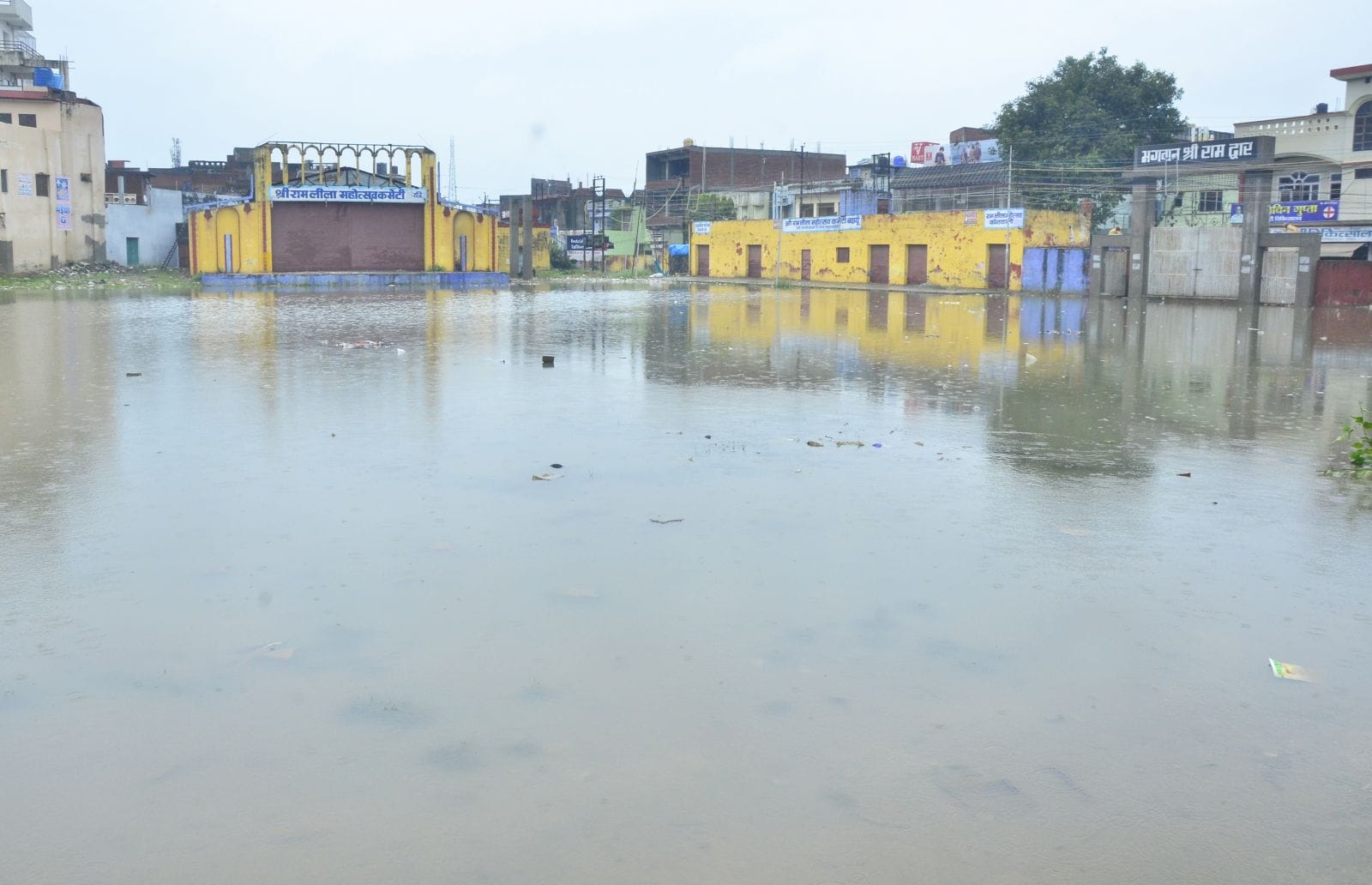 दुकान के आगे जमा कींचड़ को हटाता दुकानदार। संवाद दुकान के आगे जमा कींचड़ को हटाता दुकानदार। संवाद