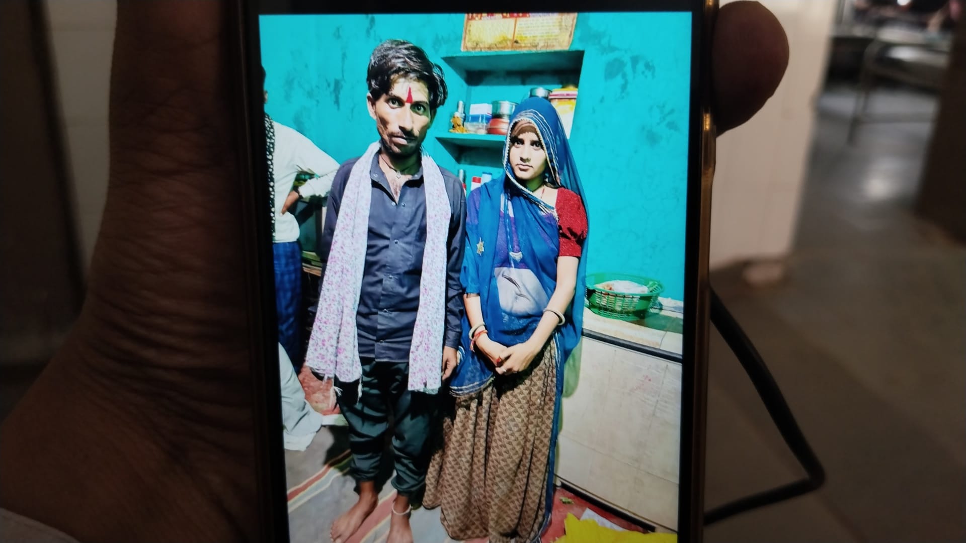 दुल्हन की जहरीली करतुत: खाने मे जहर मिला कर फरार हुई,परिवार के छ सदस्य हुए अचेत,21 दिन पहले ही 