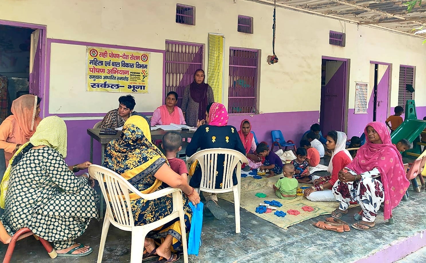 भूना में महिलाओं को स्तनपान और पोषण आहार की जानकारी देतीं सुपरवाइजर सपना नैन।