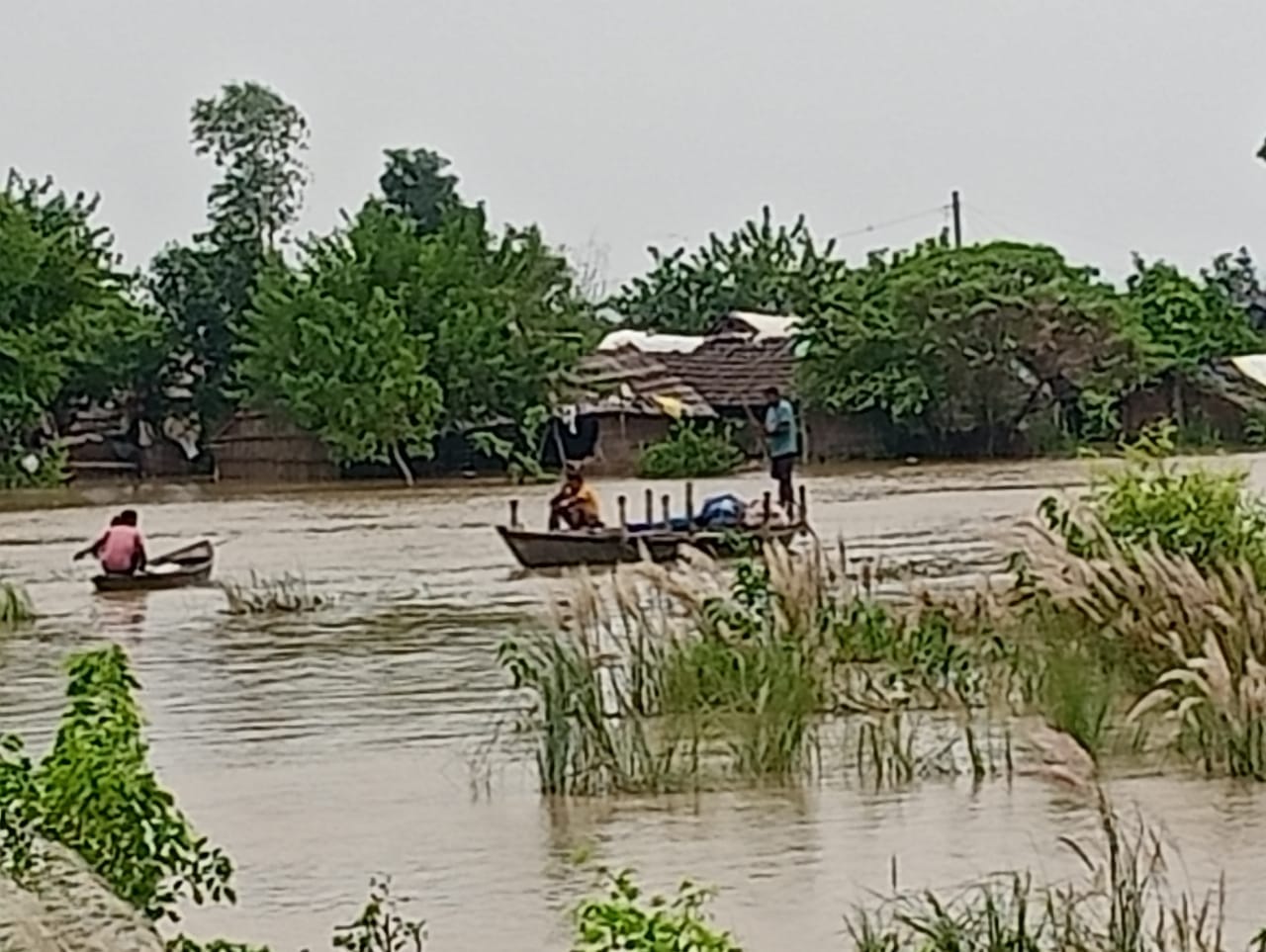 बेलहा सिकटिहा गांव में घुसता पानी। संवाद बेलहा सिकटिहा गांव में घुसता पानी। संवाद