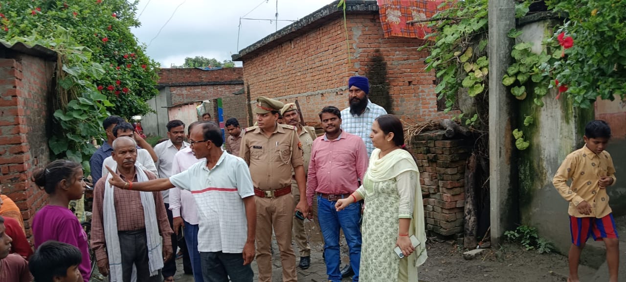 बेलहा सिकटिहा गांव में घुसता पानी। संवाद बेलहा सिकटिहा गांव में घुसता पानी। संवाद