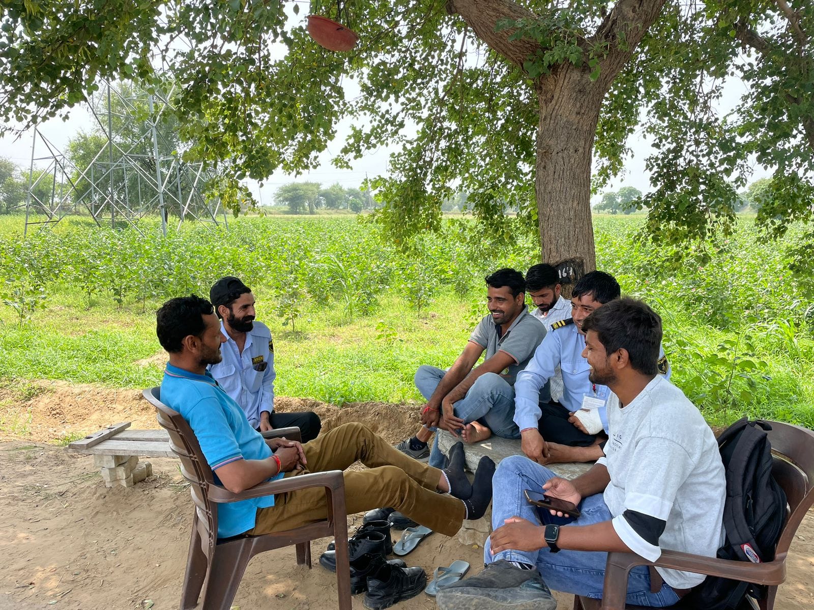बस स्टैंड पर बसों का इंतजार करती सवारियां। संवाद सिरसा। बस स्टैंड पर खड़ी बसें। बस स्टैंड पर बसों का इंतजार करती सवारियां। संवाद सिरसा। बस स्टैंड पर खड़ी बसें।