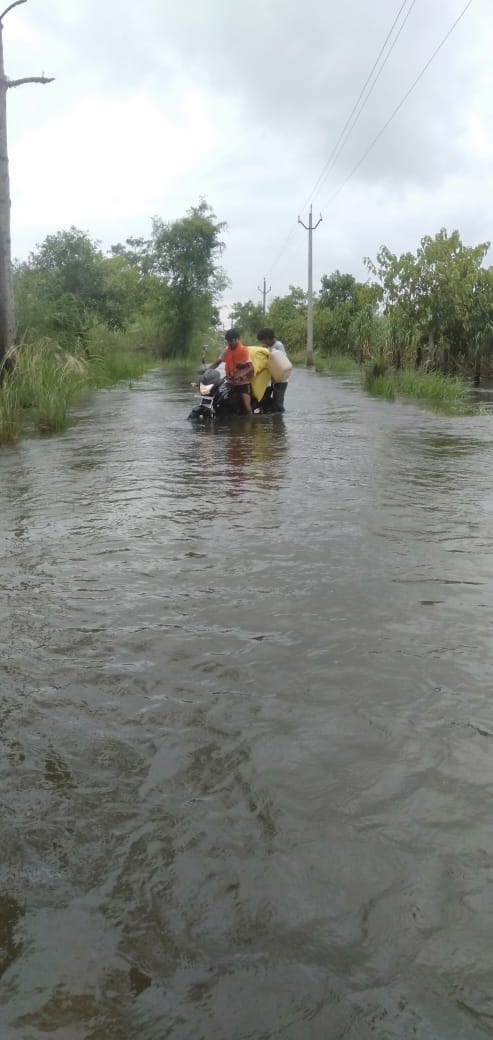 फोटो:-2बीसलपुर के अमरा करोड़ में गिरी गन्ने की फसल। संवाद फोटो:-2बीसलपुर के अमरा करोड़ में गिरी गन्ने की फसल। संवाद