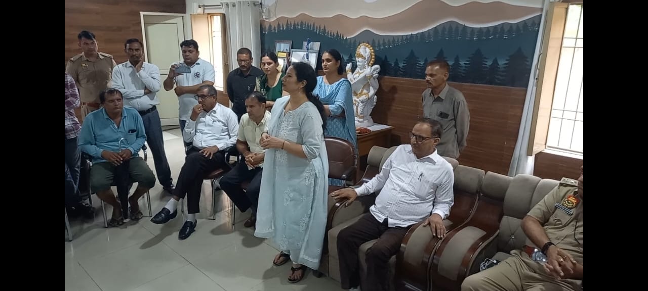 फोटो 50- सोनीपत के गांव बड़ौली स्थित सरकारी स्कूल के गेट पर रोष जताते धार्मिक संगठनों के सदस्य फोटो 50- सोनीपत के गांव बड़ौली स्थित सरकारी स्कूल के गेट पर रोष जताते धार्मिक संगठनों के सदस्य