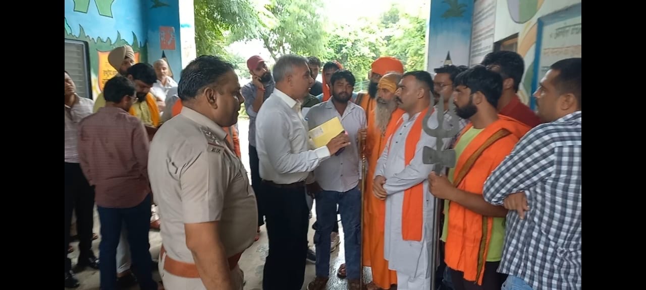 फोटो 50- सोनीपत के गांव बड़ौली स्थित सरकारी स्कूल के गेट पर रोष जताते धार्मिक संगठनों के सदस्य फोटो 50- सोनीपत के गांव बड़ौली स्थित सरकारी स्कूल के गेट पर रोष जताते धार्मिक संगठनों के सदस्य