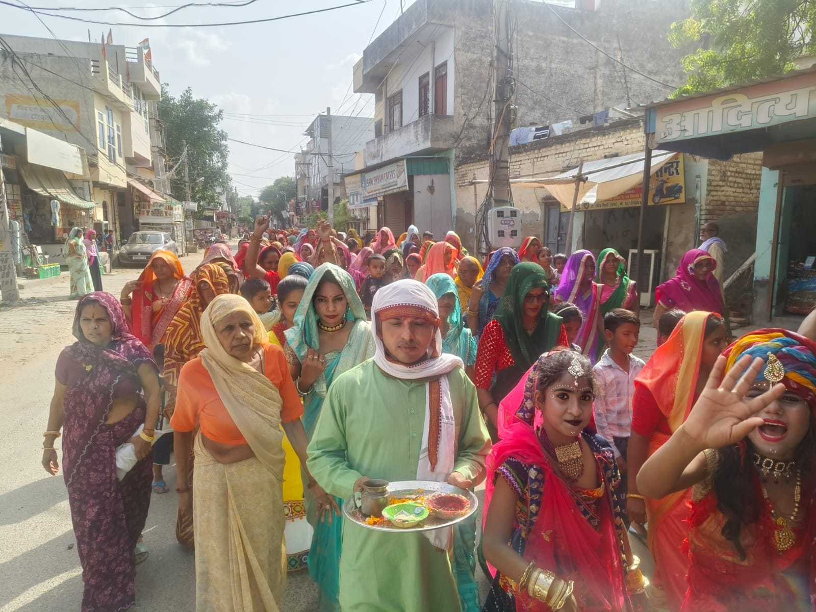 फोटो संख्या:74= श्रीकृष्ण जन्म पर कुआं पूजन के दौरान यशोदा के पुपुतले के साथ शौभा यात्रा निकाल फोटो संख्या:74= श्रीकृष्ण जन्म पर कुआं पूजन के दौरान यशोदा के पुपुतले के साथ शौभा यात्रा निकाल