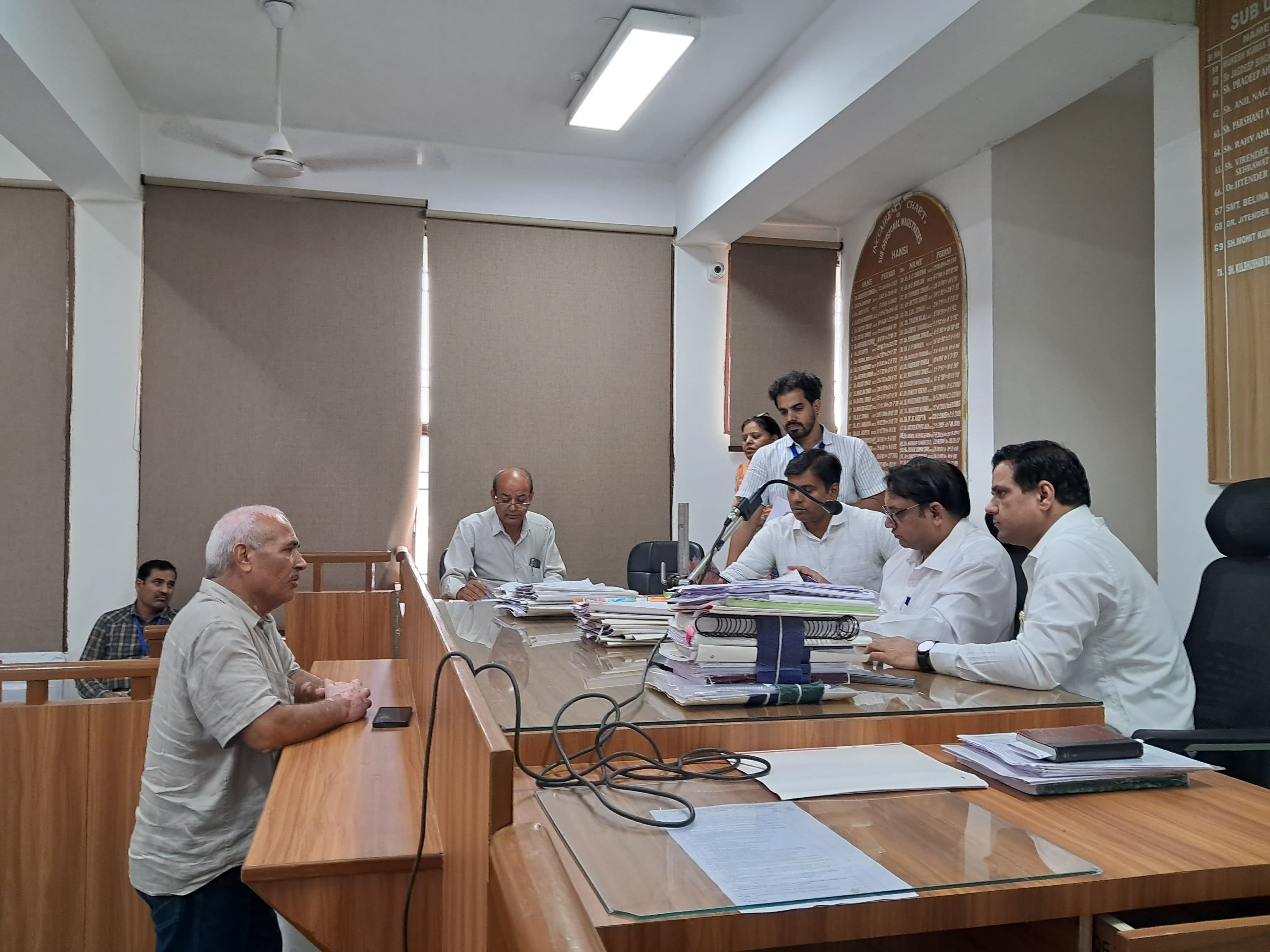 हांसी में नामांकन पत्रों की जांच का कार्य पूर्ण करते निर्वाचन अधिकारी कुलभूषण बंसल। 