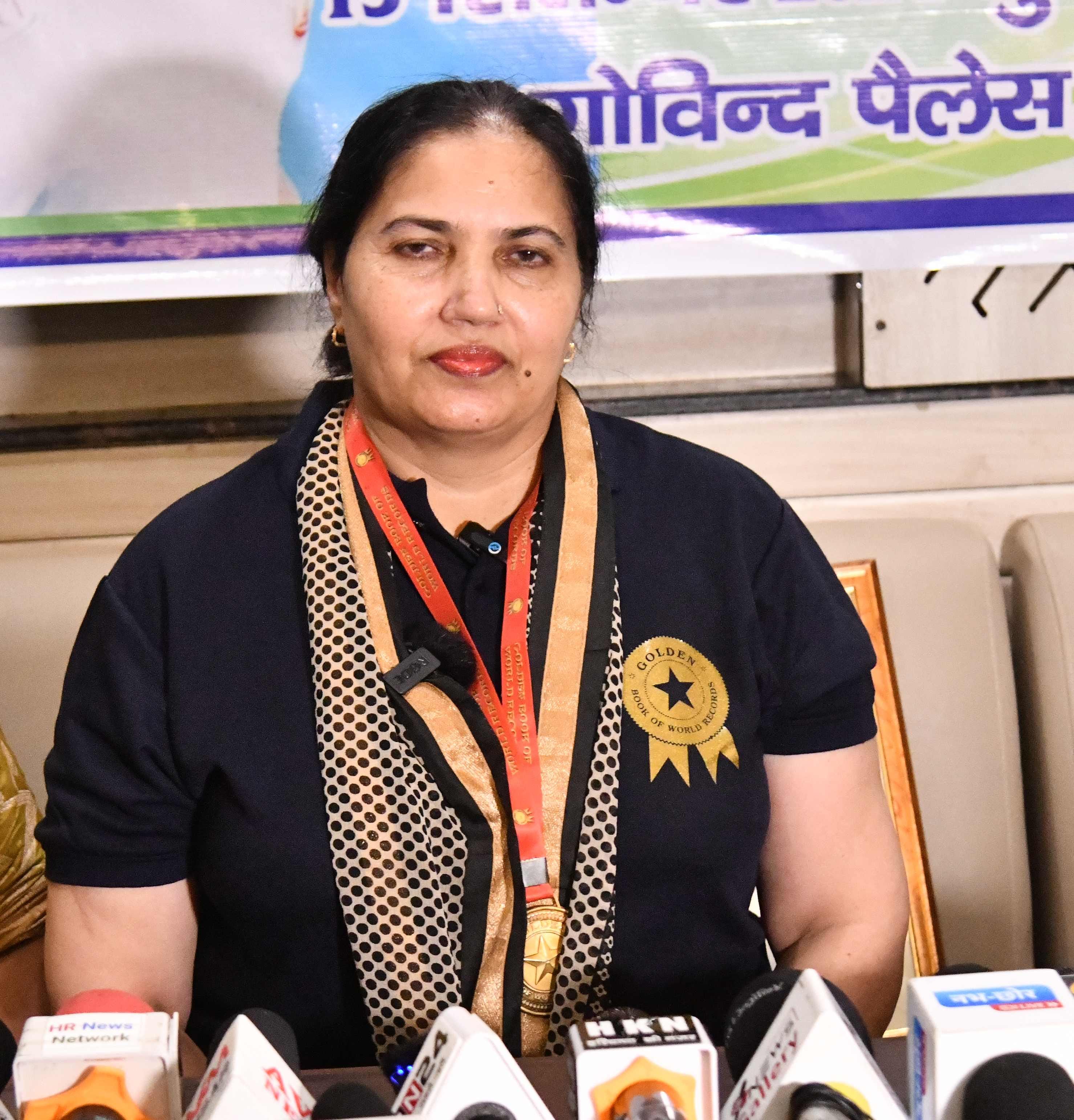 कांता हुड्डा गले से सरिया मोड़ते हुए। फाइल फोटो कांता हुड्डा गले से सरिया मोड़ते हुए। फाइल फोटो