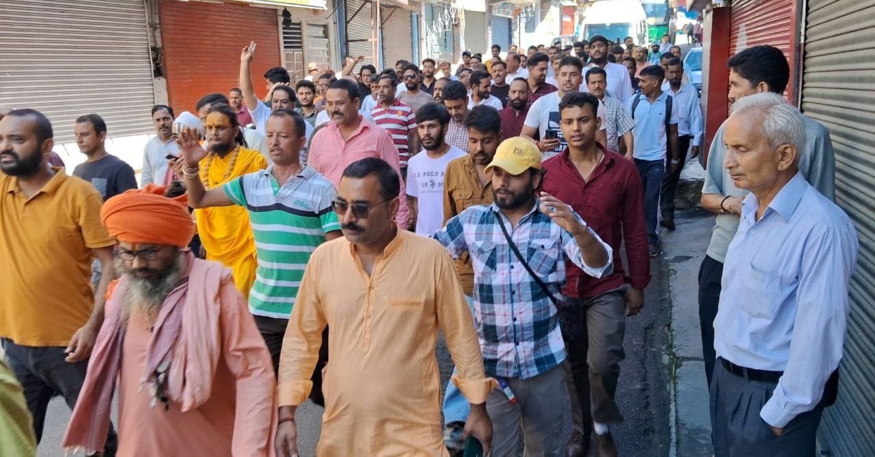 मंडी जिला के धर्मपुर में बंद दुकानें। संवाद मंडी जिला के धर्मपुर में बंद दुकानें। संवाद
