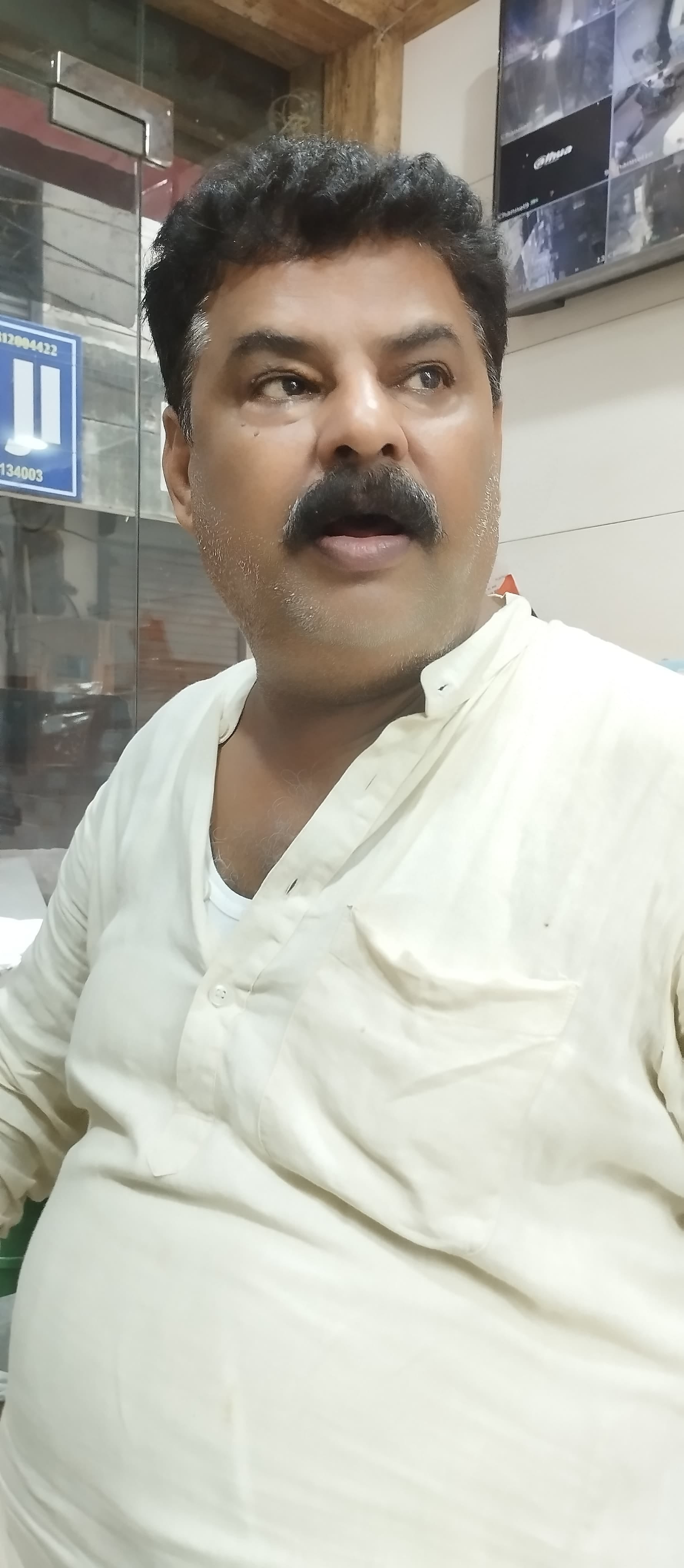 दुकानदार अजय गर्ग दुकानदार अजय गर्ग