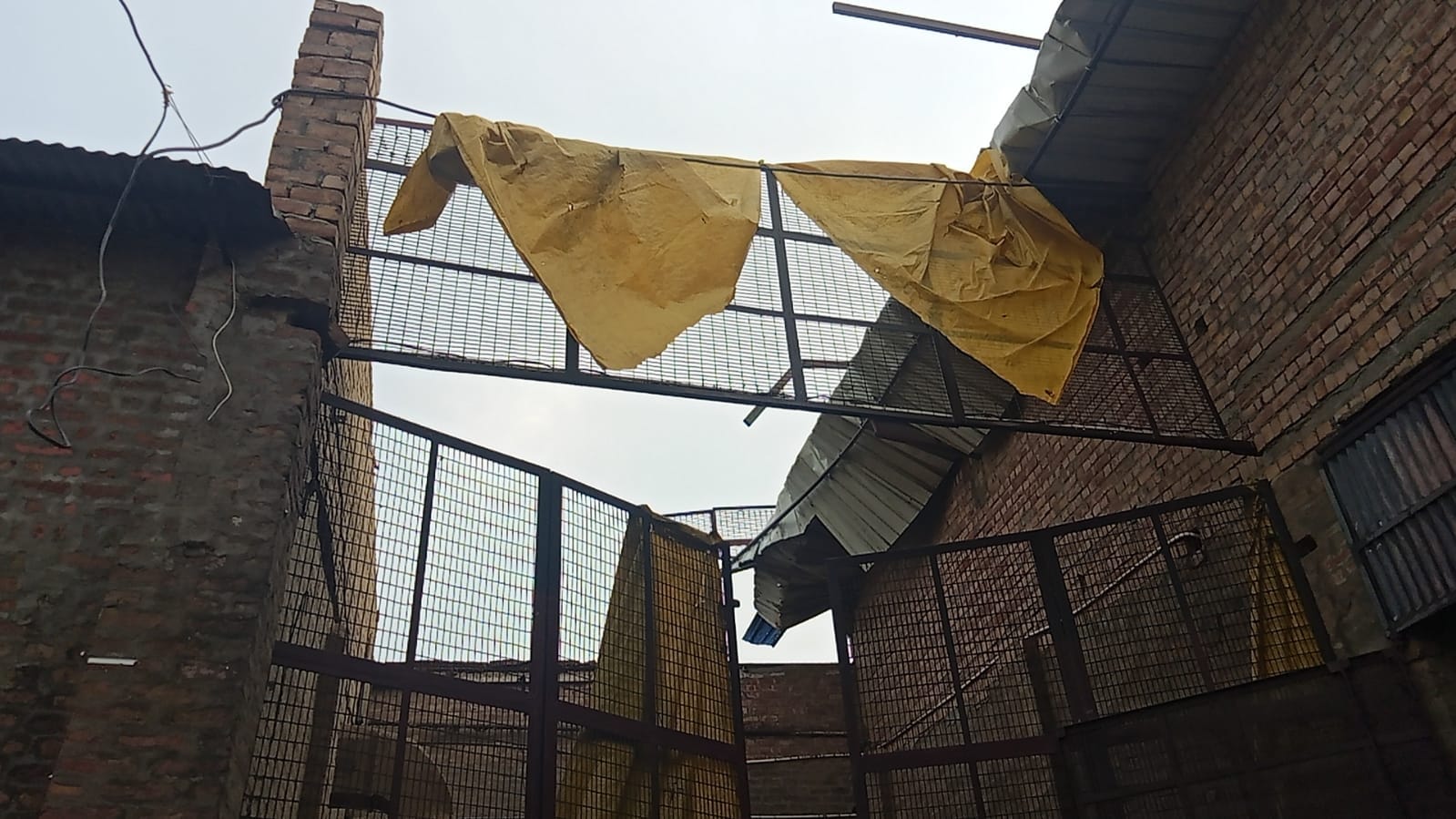 14जेएनडी03: तेज आंधी के चलते क्षतिग्रस्त हुआ उचाना में ओद्योगिकी इकाई में लगा छप्पर। संवाद 14जेएनडी03: तेज आंधी के चलते क्षतिग्रस्त हुआ उचाना में ओद्योगिकी इकाई में लगा छप्पर। संवाद