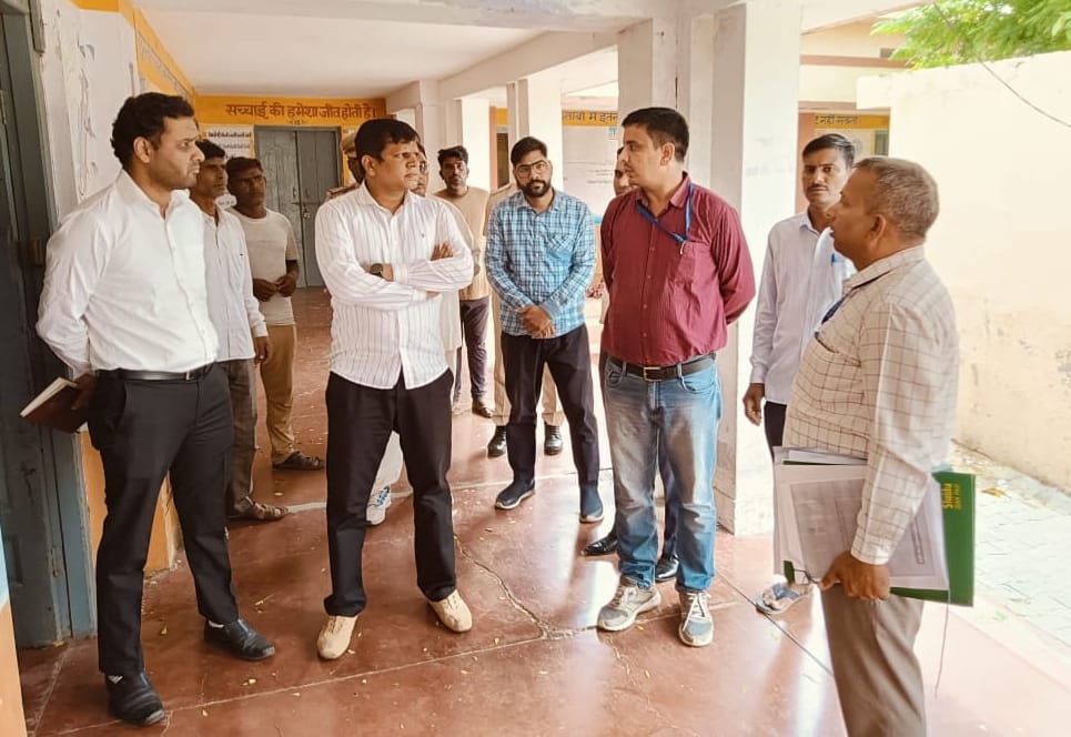 14जेएनडी18: मतदान केंद्र का दौरा करते हुए सामान्य पर्यवेक्षक आईएएस कृष्णादित्य। स्रोत प्रशासन 14जेएनडी18: मतदान केंद्र का दौरा करते हुए सामान्य पर्यवेक्षक आईएएस कृष्णादित्य। स्रोत प्रशासन