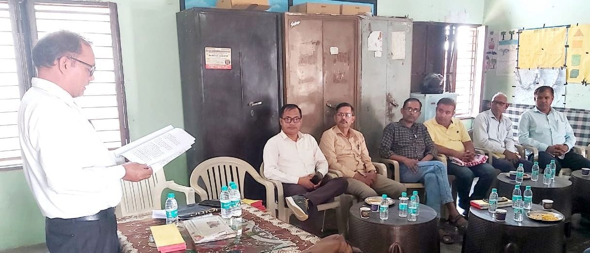 14जेएनडी31-अनुसूचित जाति राजकीय अध्यापक संघ की बैठक में चर्चा करते पदाधिकारी। स्रोत संगठन