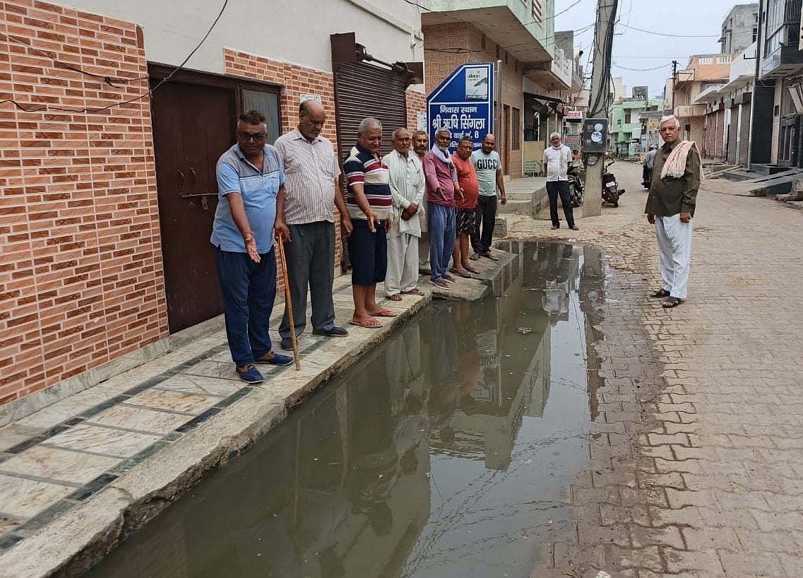 14जेएनडी32: वार्ड नंबर आठ में सड़क पर फैला गंदा पानी दिखाते हुए वार्ड के लोग। संवाद 14जेएनडी32: वार्ड नंबर आठ में सड़क पर फैला गंदा पानी दिखाते हुए वार्ड के लोग। संवाद