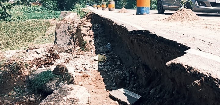 आरटीओ कार्यलय से ऊना को जाने वाली के किनारे नाले न होने के चलते खराब हुई सड़क। संवाद आरटीओ कार्यलय से ऊना को जाने वाली के किनारे नाले न होने के चलते खराब हुई सड़क। संवाद