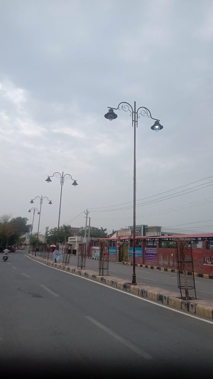 अंबाला छावनी के दयालबाग कॉलोनी की सड़क पर बंद पड़ी स्ट्रीट लाइट। संवाद अंबाला छावनी के दयालबाग कॉलोनी की सड़क पर बंद पड़ी स्ट्रीट लाइट। संवाद
