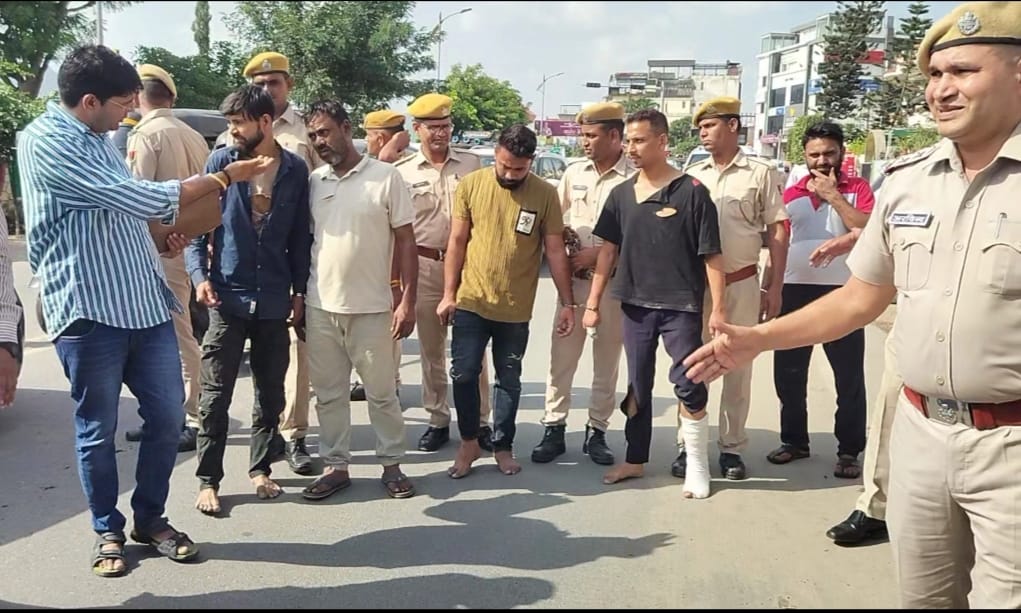 अपहरण के आरोपियों की पुलिस ने कराई परेड