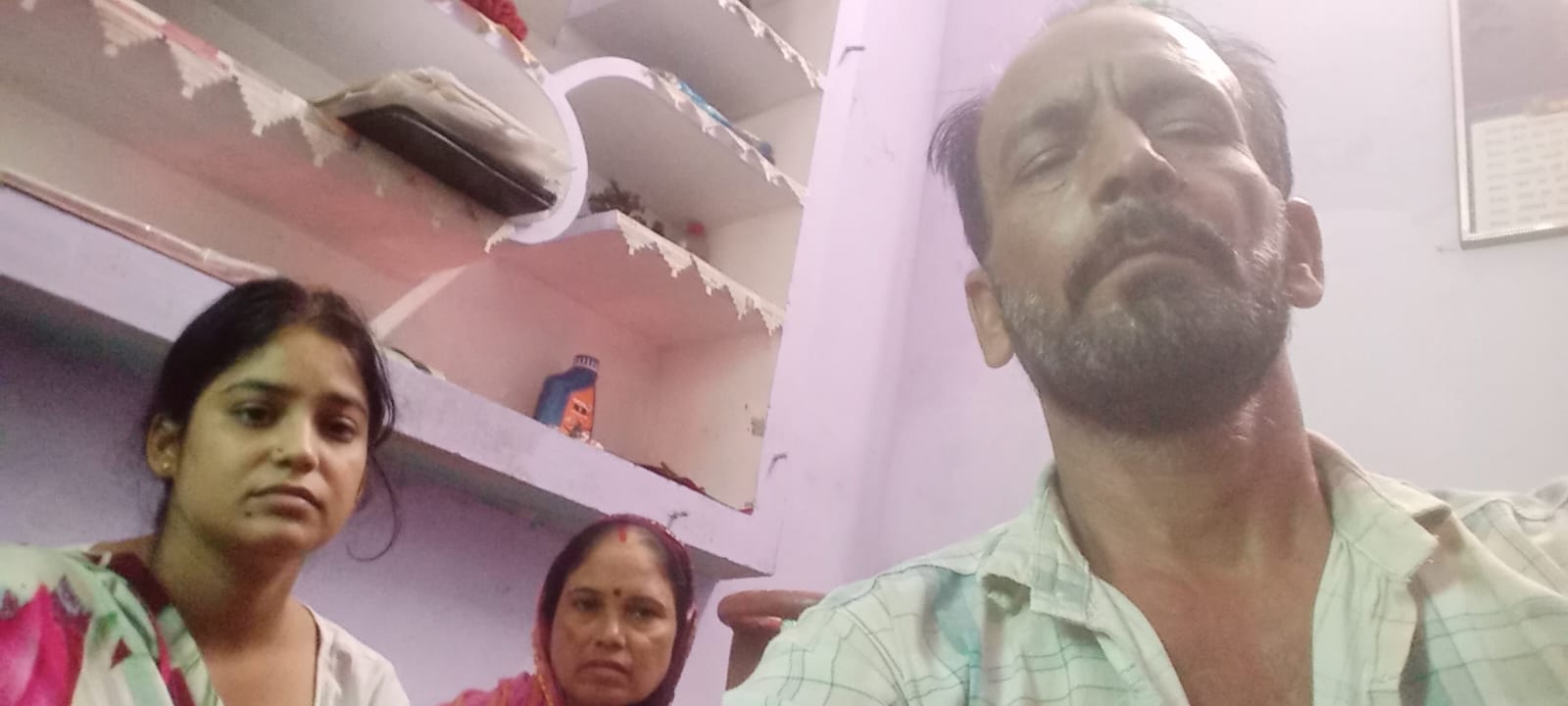 बीसलपुर के मोहल्ला ज्ञासपुरमें अजीत के घर के बाहर तैनात पुलिस।संवाद बीसलपुर के मोहल्ला ज्ञासपुरमें अजीत के घर के बाहर तैनात पुलिस।संवाद