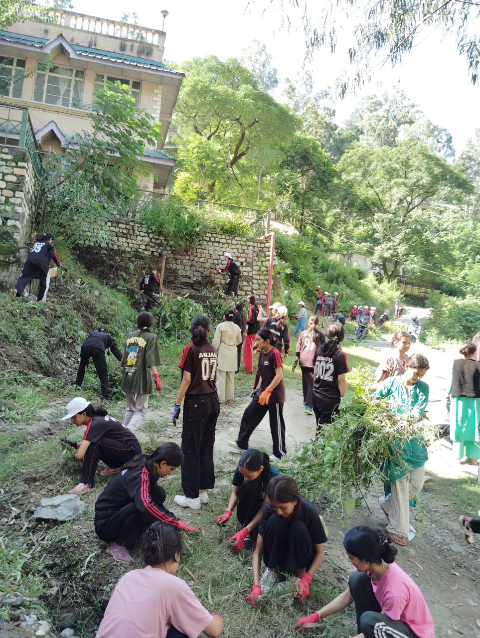 डंसा में  आयोजित भादों मेले में  लोग देवी देवताओं से सुख समृद्धि केलिए आशीर्वाद लेते हुए।