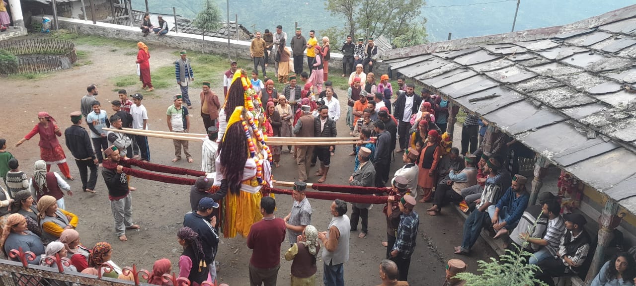 डंसा में  आयोजित भादों मेले में  लोग देवी देवताओं से सुख समृद्धि केलिए आशीर्वाद लेते हुए।