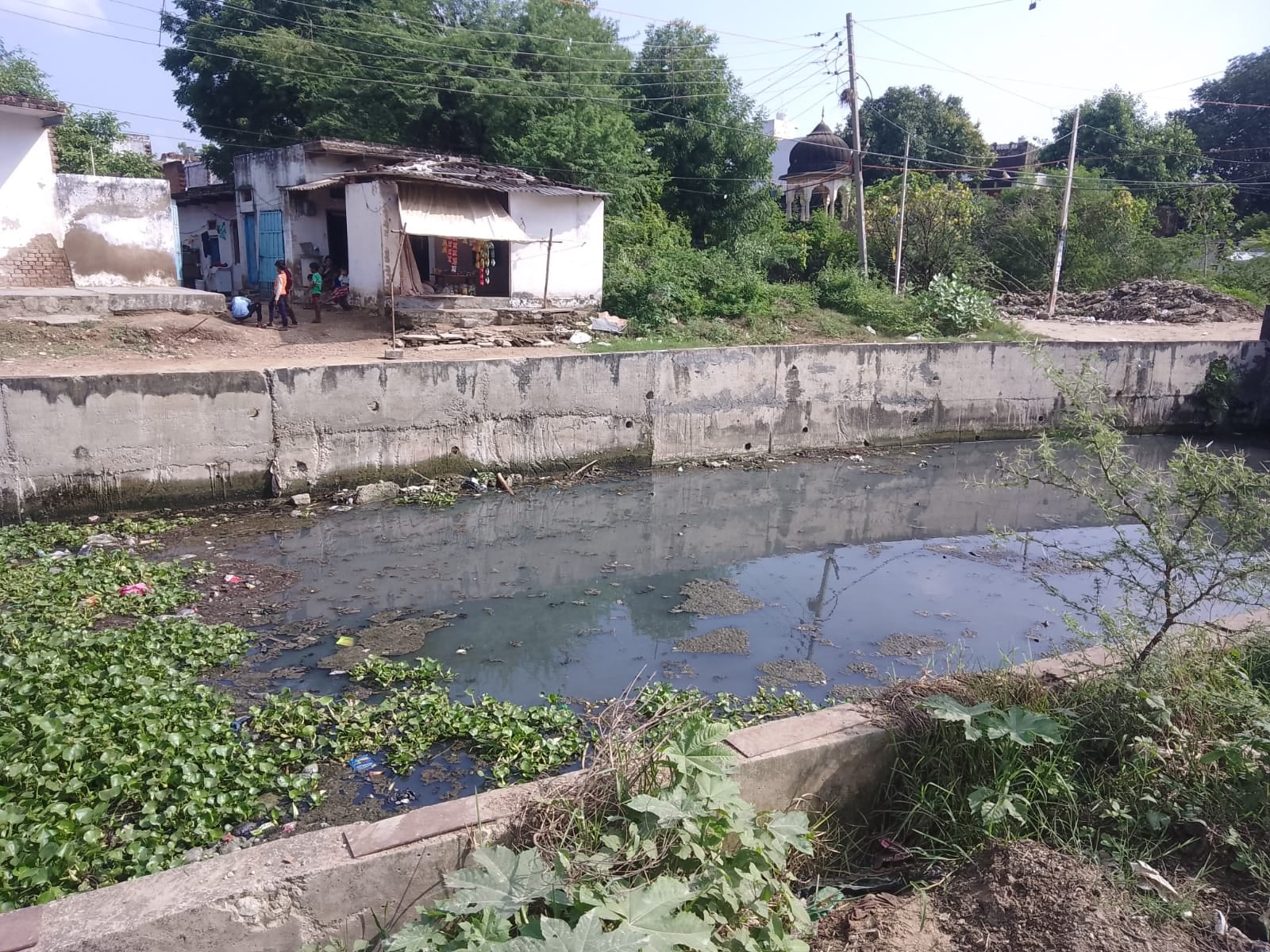 फोटो- 11छोटा बड़ा तालाब के पास सड़क पर जमा बरसाती पानी। संवाद फोटो- 11छोटा बड़ा तालाब के पास सड़क पर जमा बरसाती पानी। संवाद