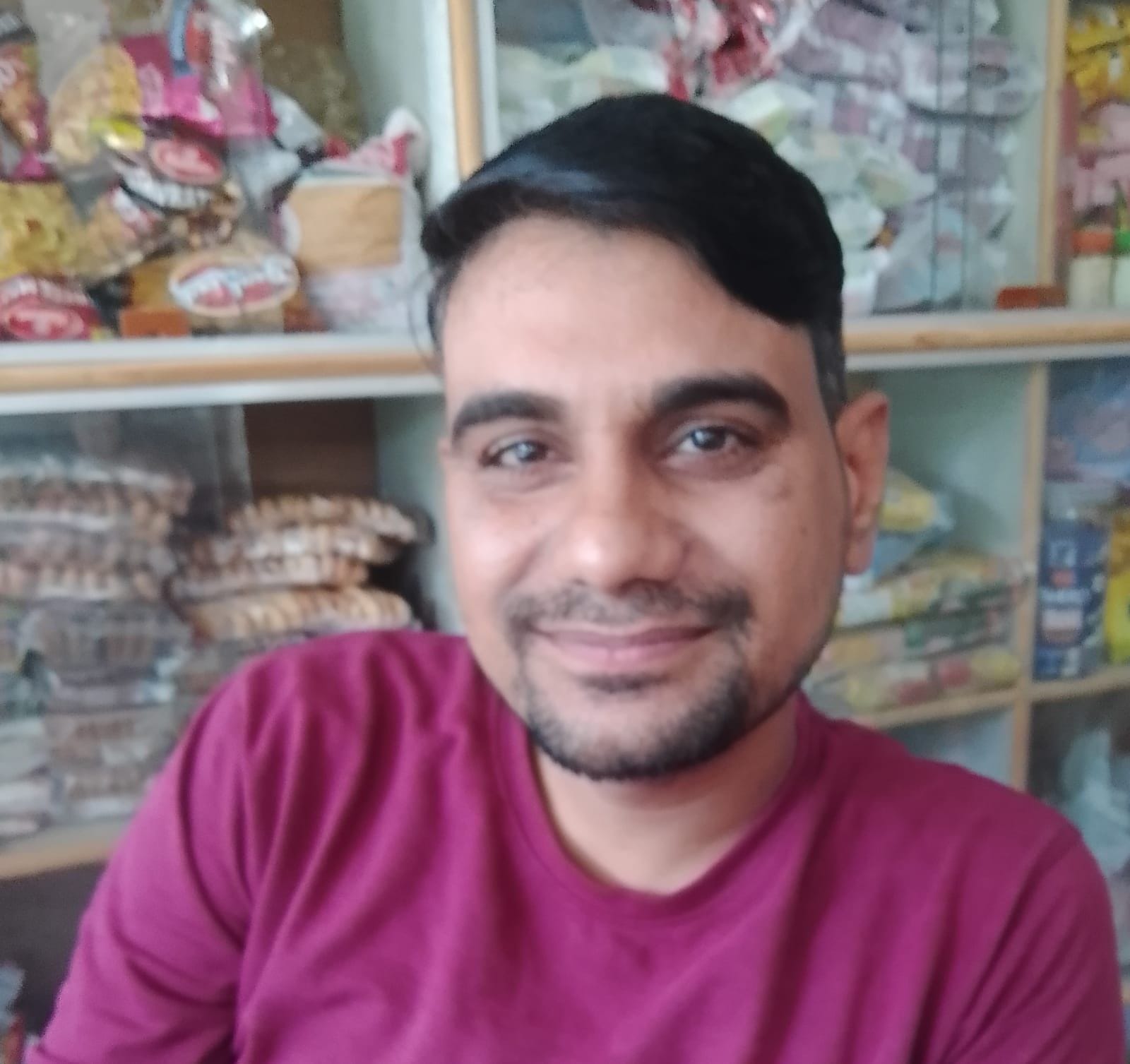 फोटो- 16काठ मंडी में चुनावी चर्चा करते दुकानदार। संवाद
