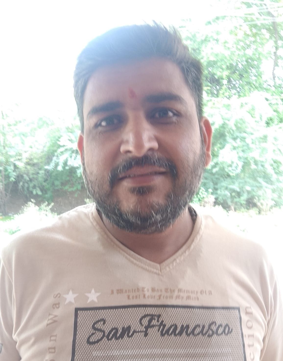 फोटो- 16काठ मंडी में चुनावी चर्चा करते दुकानदार। संवाद