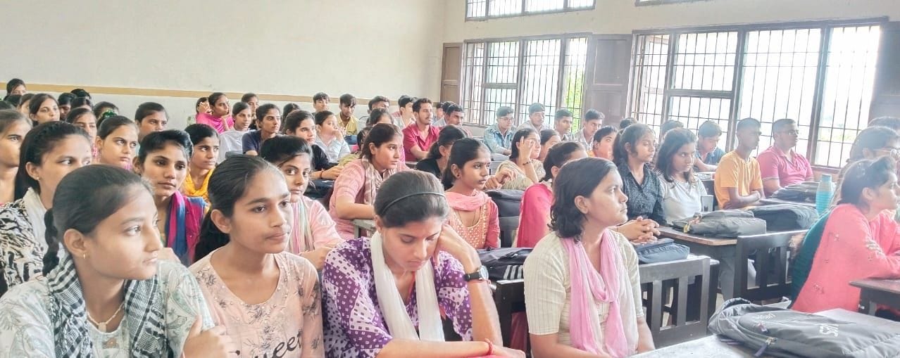 फोटो संख्या:58- राजकीय महाविद्यालय महेंद्रगढ़ में हिंदी दिवस पर विद्यार्थियों को संबोधित करते