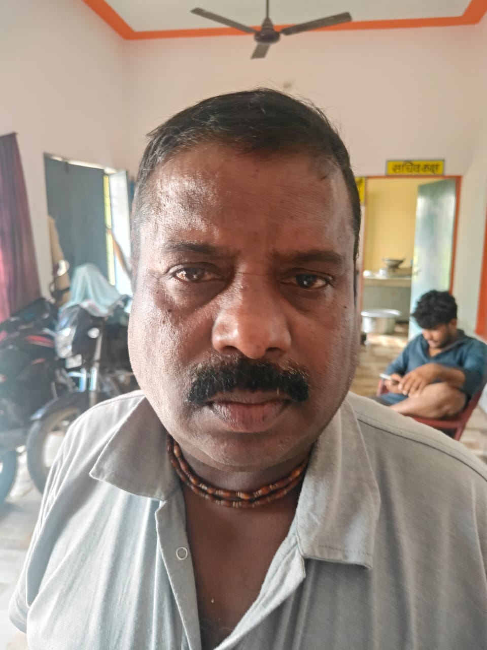 गांव चंदिया हजारा में सुरक्षित स्थान पर रस्सी के सहारे वृद्ध को ले जाता युवक।स्रोत:ग्रामीण गांव चंदिया हजारा में सुरक्षित स्थान पर रस्सी के सहारे वृद्ध को ले जाता युवक।स्रोत:ग्रामीण