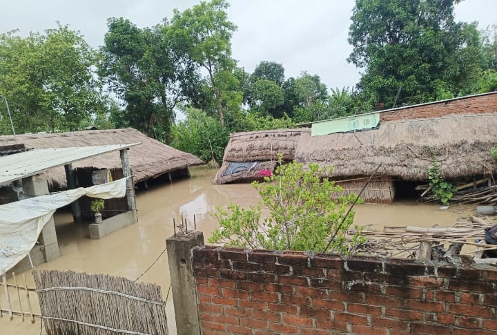 गांव चंदिया हजारा में सुरक्षित स्थान पर रस्सी के सहारे वृद्ध को ले जाता युवक।स्रोत:ग्रामीण गांव चंदिया हजारा में सुरक्षित स्थान पर रस्सी के सहारे वृद्ध को ले जाता युवक।स्रोत:ग्रामीण