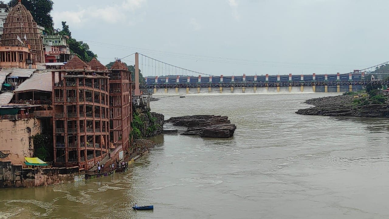 ओंकारेश्वर में जल स्तर कम होने के बाद दिखने लगे नर्मदा के घाट